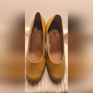 Walking Cradles Tan/Nude  Heels (2")Rose Petal Patent Leather pumps. 10.5WW